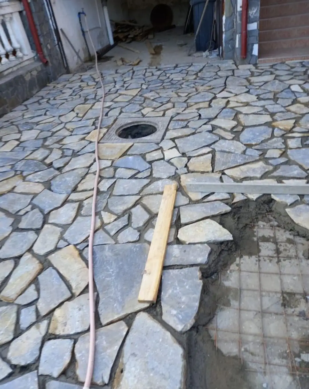 Terasă din piatră naturală în timpul montajului, înainte de rostuire, Corbeanca