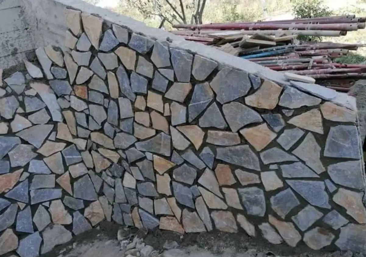 Zid de sprijin placat cu piatră naturală, lucrare în Corbeanca